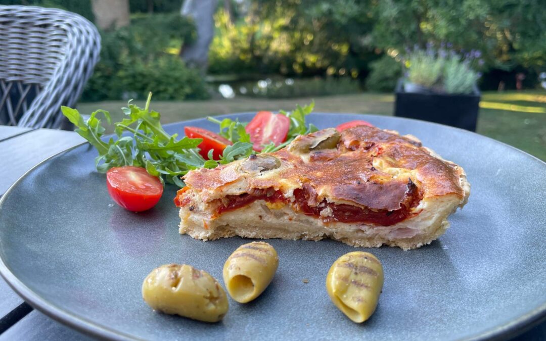 Tærte med semi-dried tomater, rødløg og feta